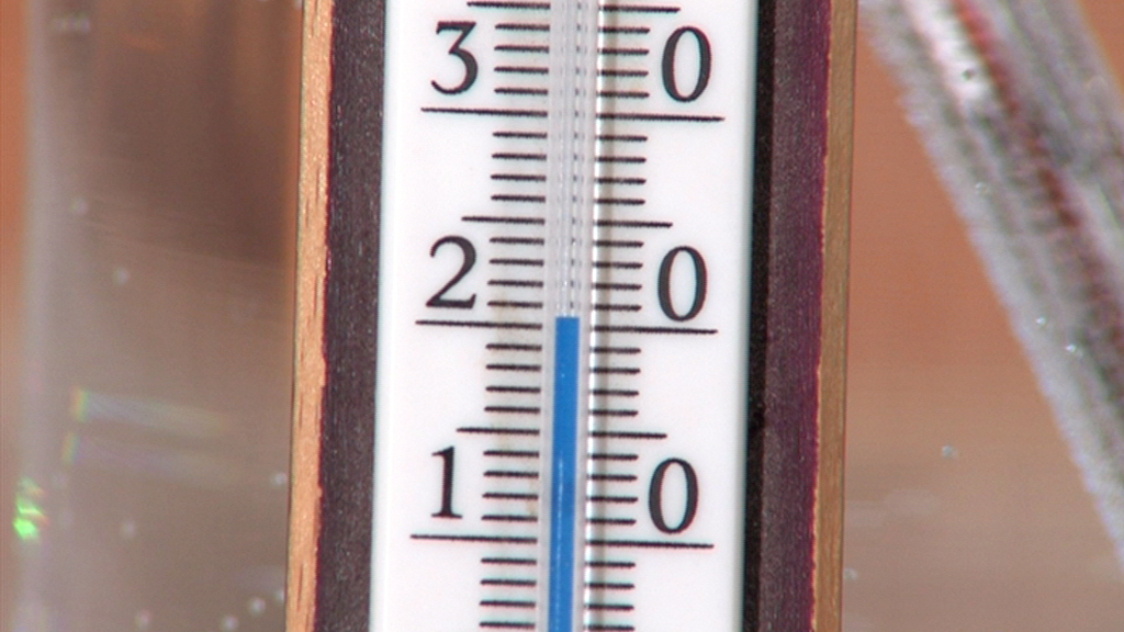 Ein Thermometer zeigt eine Temperatur von 2 Grad Celsius an.
