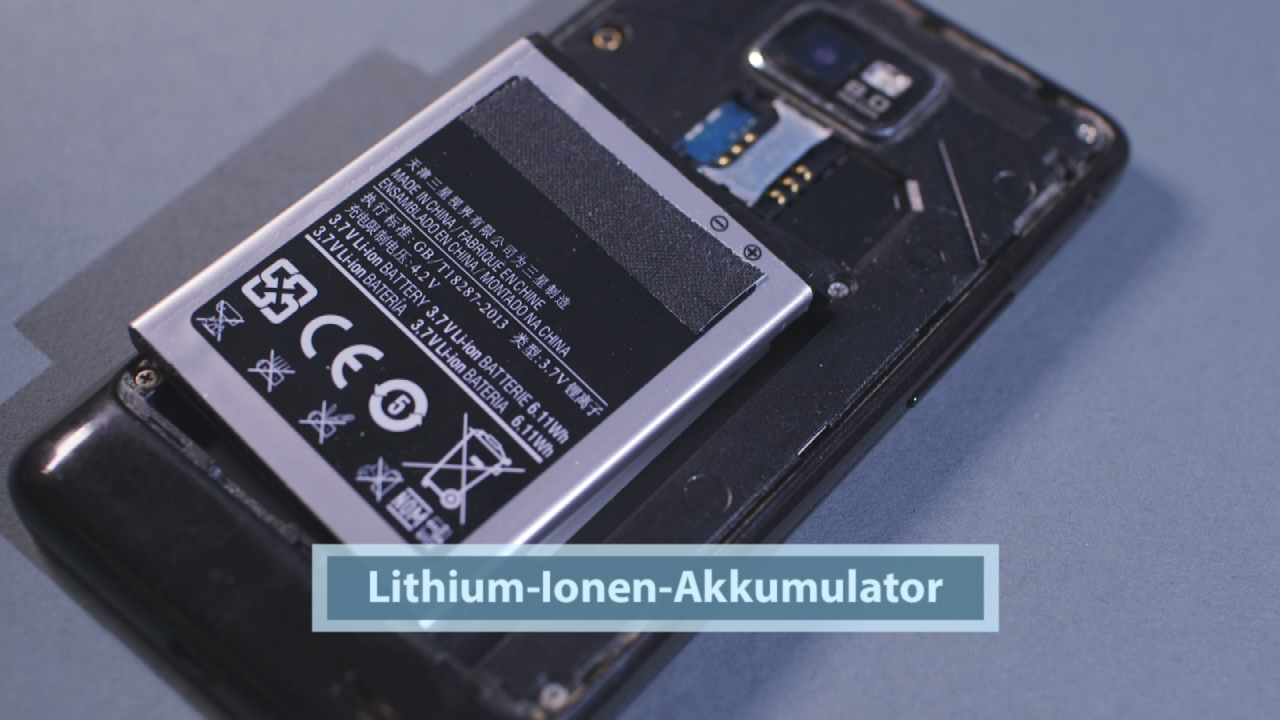 Ein Smartphone mit entferntem Rückdeckel, zeigt den Lithium-Ionen-Akkumulator und die internen Komponenten.